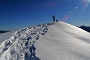 25 In cima al dosso panoramico sui Piani d'Avaro e verso il Monte Avaro